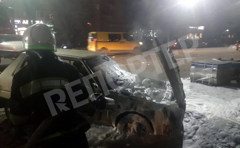 На Днепропетровщине в центре города сгорела машина