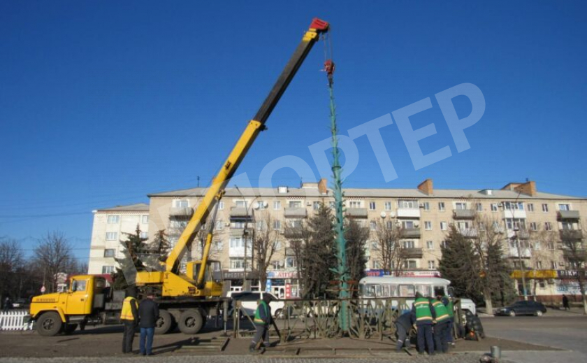 В Павлограде главный атрибут Нового года делают из 400 ёлочек