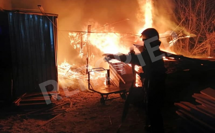 В Павлограде на Гаражной у гаража сгорела «семерка» с дровами