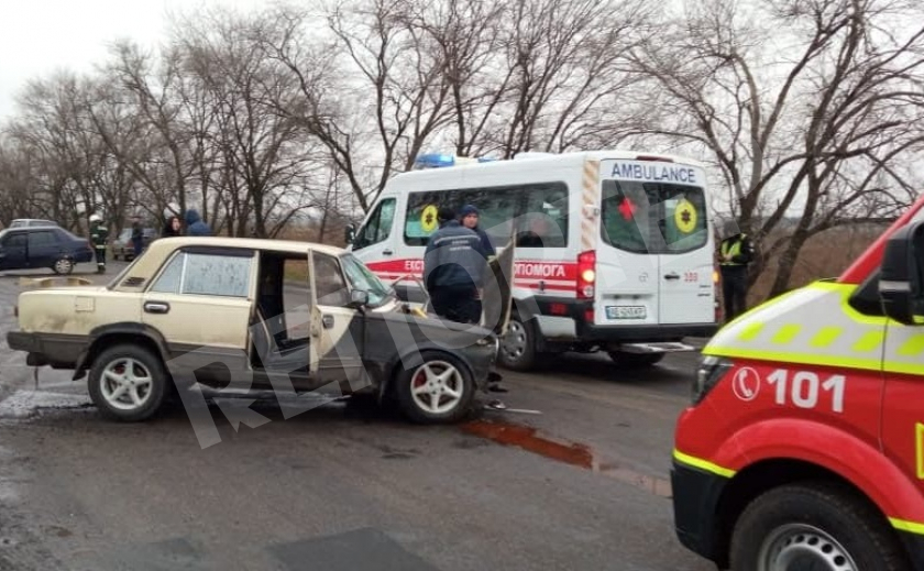 Спасатели под Павлоградом достали водителя из покореженного «жигуля»