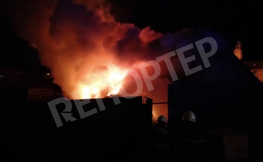 В Павлограде 11 спасателей тушили пожар в жилом доме