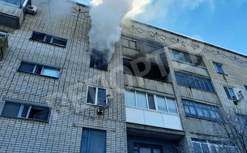 В Просяной спасатели помогли дедушке выбраться из горящей на 4 этаже квартиры