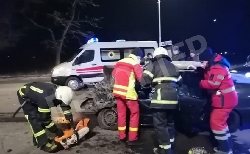 В Павлограде спасатели достали водителя из покореженного авто