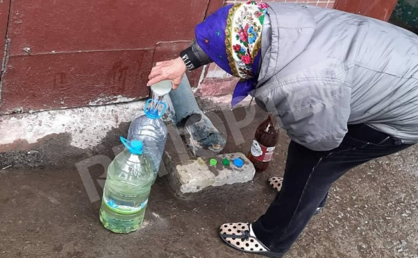 БЕЗ ВОДЫ: В Синельниково люди берут воду из фонтанов и дождеприемников