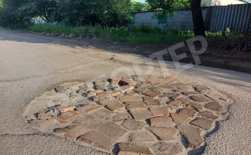 В Петропавловке ямы на дороге засыпает водитель В Петропавловке ямы на дороге засыпает водитель