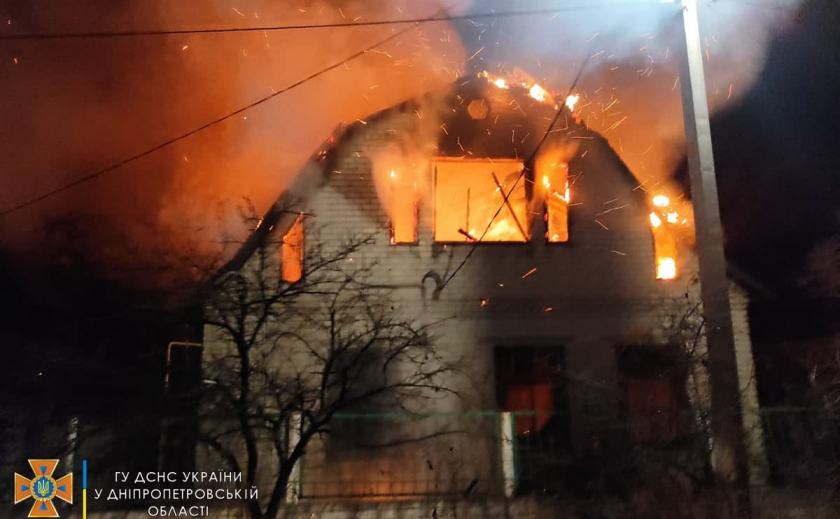 В горящем доме в Павлограде спасатели обнаружили мужчину без сознания