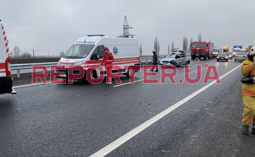 Под Павлоградом грузовик столкнулся с иномаркой: пострадали три человека