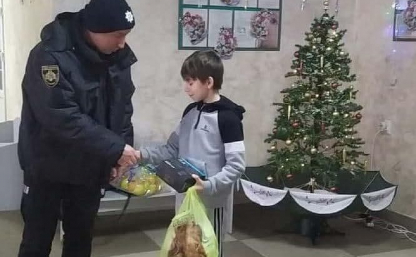 В Павлограде ребенок согревал отца в ночном лесу, пока их не нашла полиция