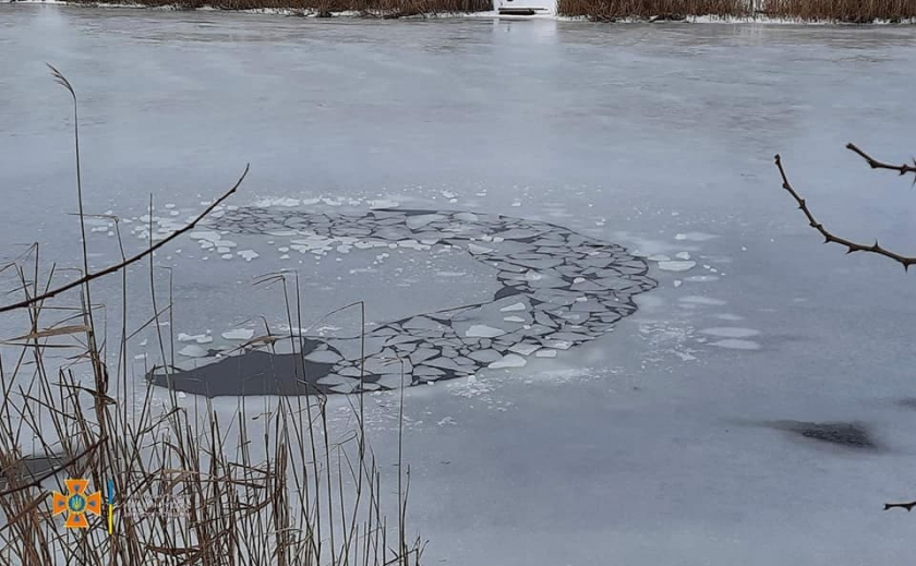 В Павлограде из-подо льда вытащили мужчину