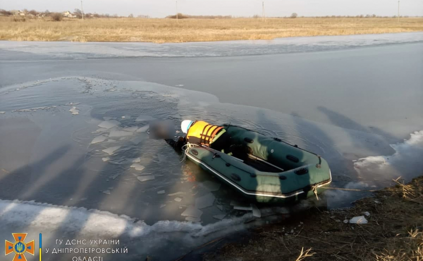 Провалился под лед: под Павлоградом спасатели достали из реки утопленника