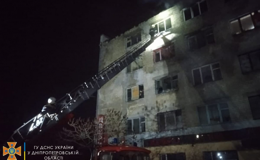 В Павлограде горело общежитие: пожарные эвакуировали детей и взрослых