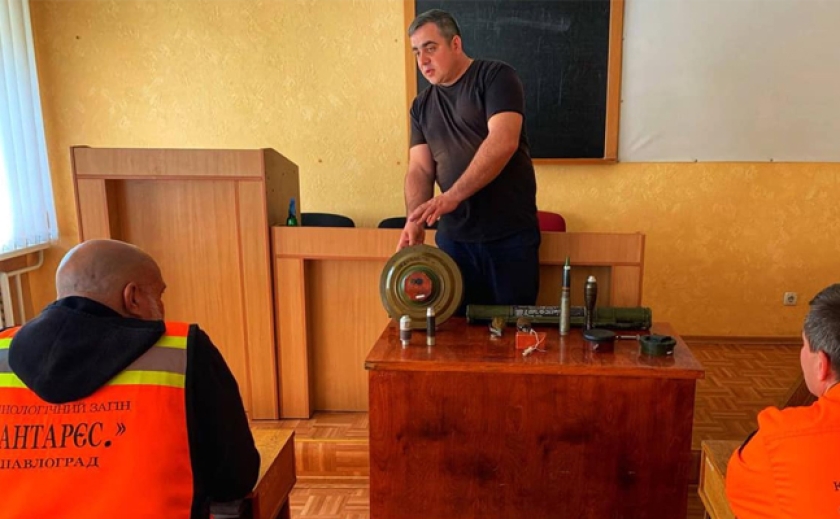 Спасатели обучили кинологов Павлоградского спасательного отряда «Антарес» обращению с взрывоопасными предметами
