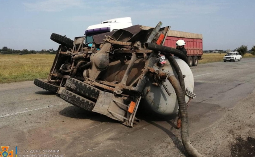 Постраждали водій та пасажир: В Павлоградському районі Дніпропетровщини легковик зіткнувся з вантажівкою