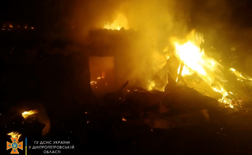 15 рятувальників гасили пожежу: у Павлоградському районі спалахнув приватний будинок
