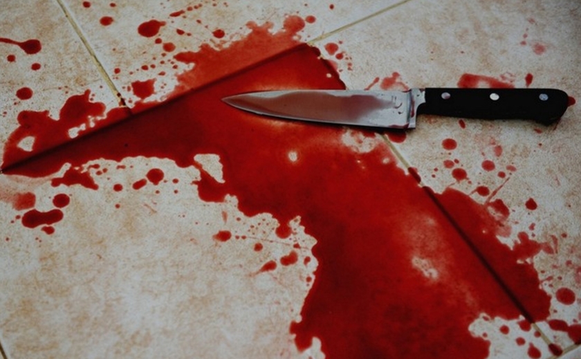 Встромив ножа у груди: у Павлограді чоловік напав на сина своєї подруги
