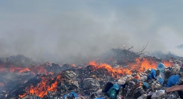 Что натворила горящая куча мусора в Павлограде