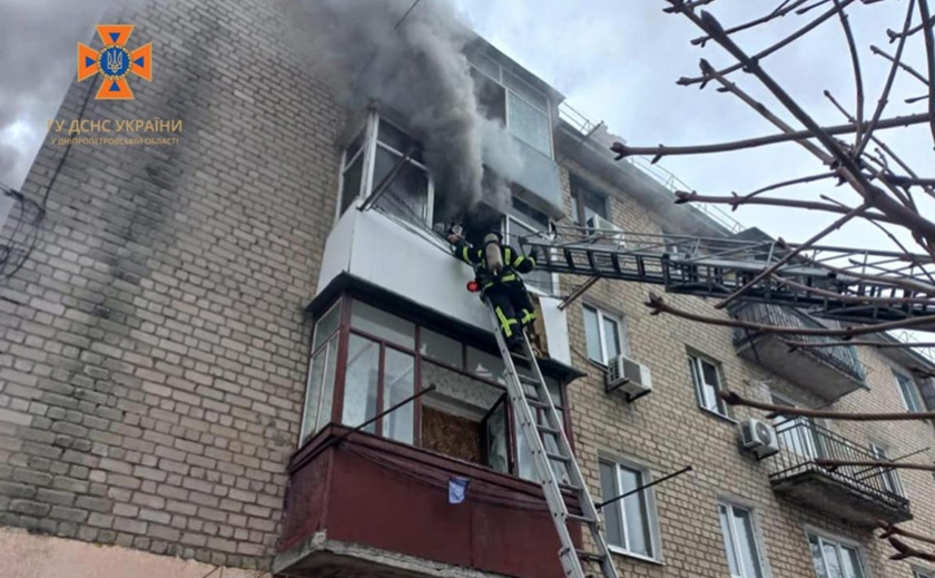 У Павлограді врятували пенсіонера з балкону палаючої квартири