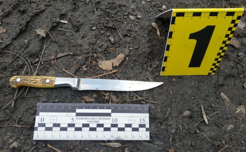 На Дніпропетровщині затримали чоловіка, який через ревнощі штрикнув іншого ножем у живіт