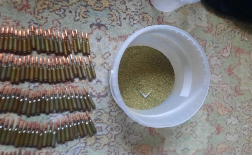 У мешканців Павлограда конфіскували зброю та наркотики