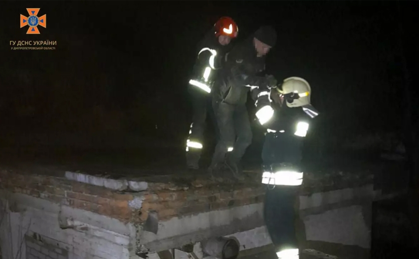 Рятувальники Павлограду допомогли чоловіку спуститись з даху будівлі