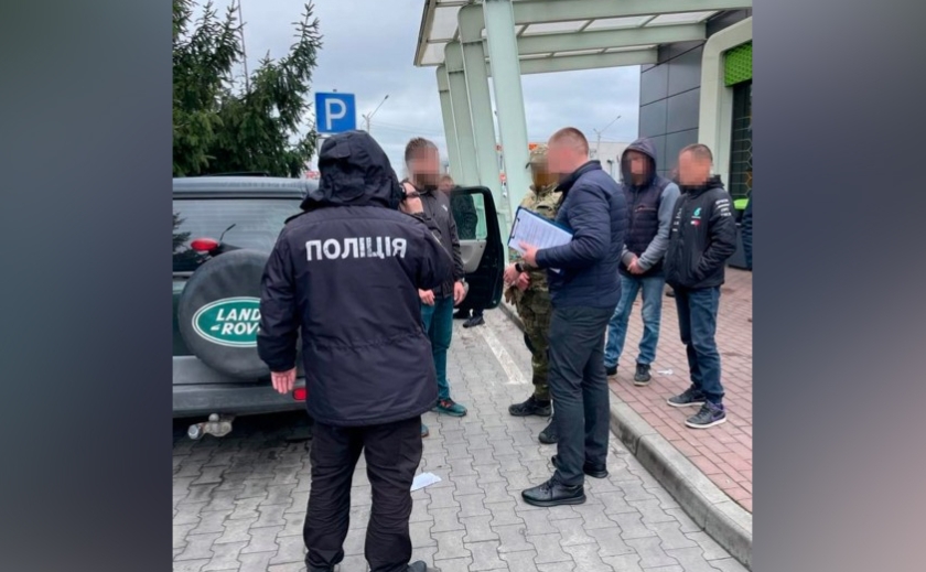 У Павлограді викрили двох чоловіків на продажі гуманітарних автівок: деталі