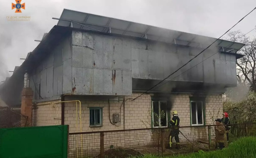 У селі Межиріч Павлоградського районі вогнеборці загасили пожежу в приватному будинку