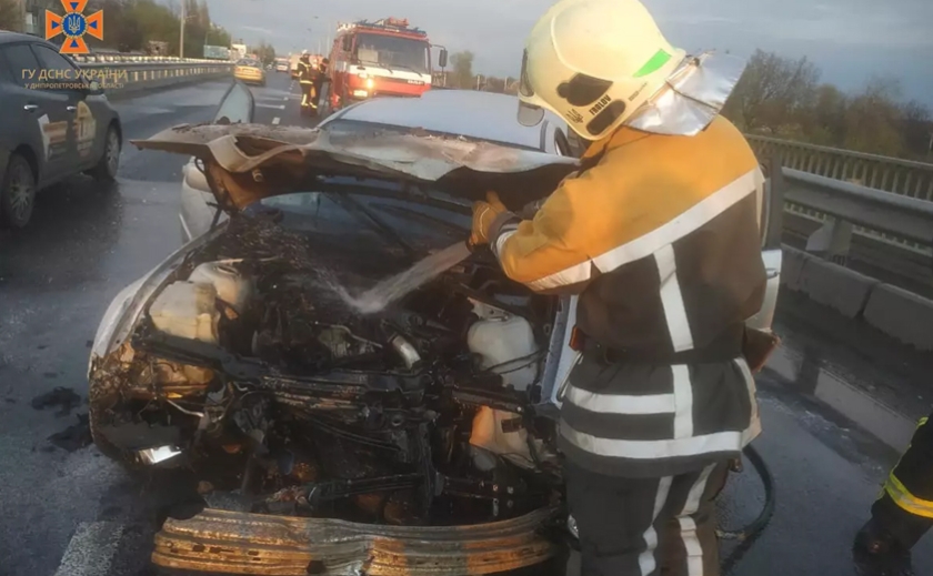 У Павлограді «BMW» врізався у відбійник та загорівся