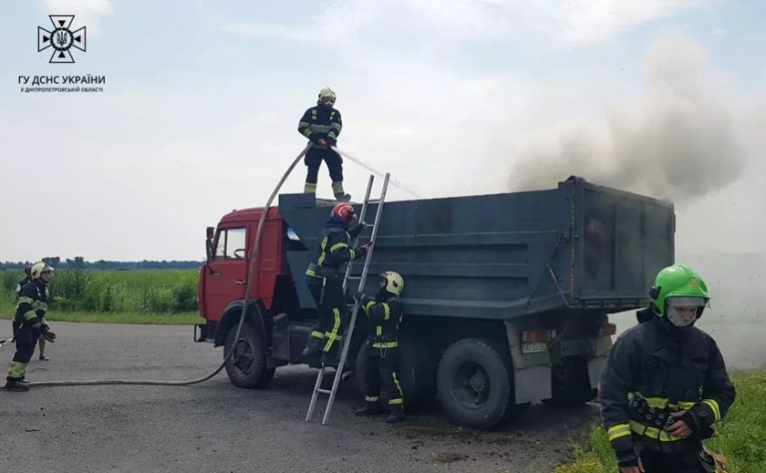 На автошляху М-30 у Павлоградському районі на ходу загорілась вантажівка