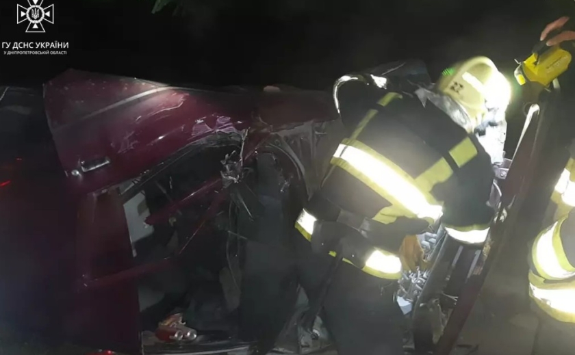 Травмувався водій та пасажири: у Павлограді легковик врізався у відбійник
