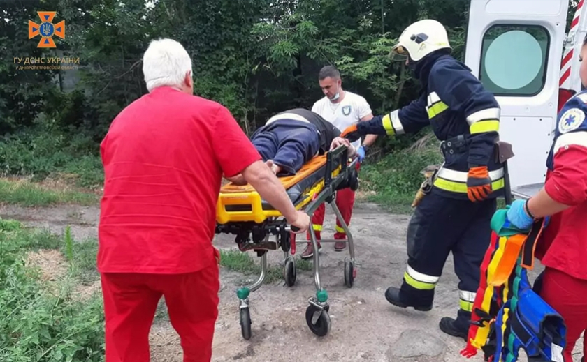 Рятувальники Павлограду надали допомогу 77-річному чоловіку, який впав у яму