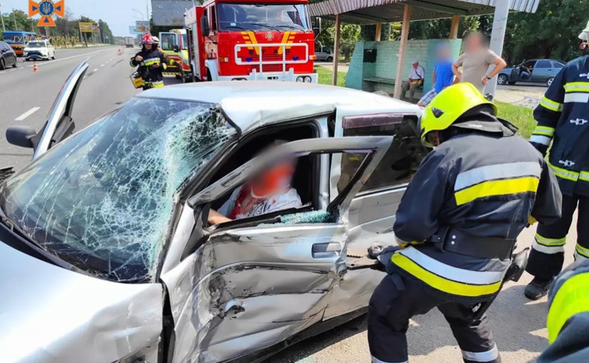 ДТП між вантажівкою та ВАЗ у Павлограді: рятувальники деблокували травмованого водія