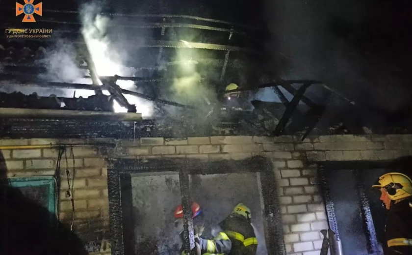Вогонь охопив внутрішні приміщення та поширився на дах: у Павлограді зайнялася літня кухня
