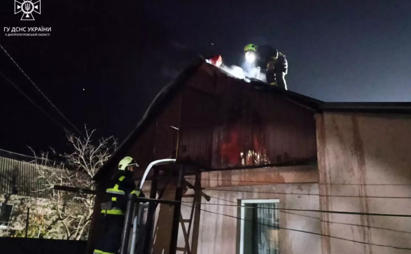 Існувала загроза поширення пожежі по всій площі горищного приміщення: у Павлограді зайнявся дах житлового будинку