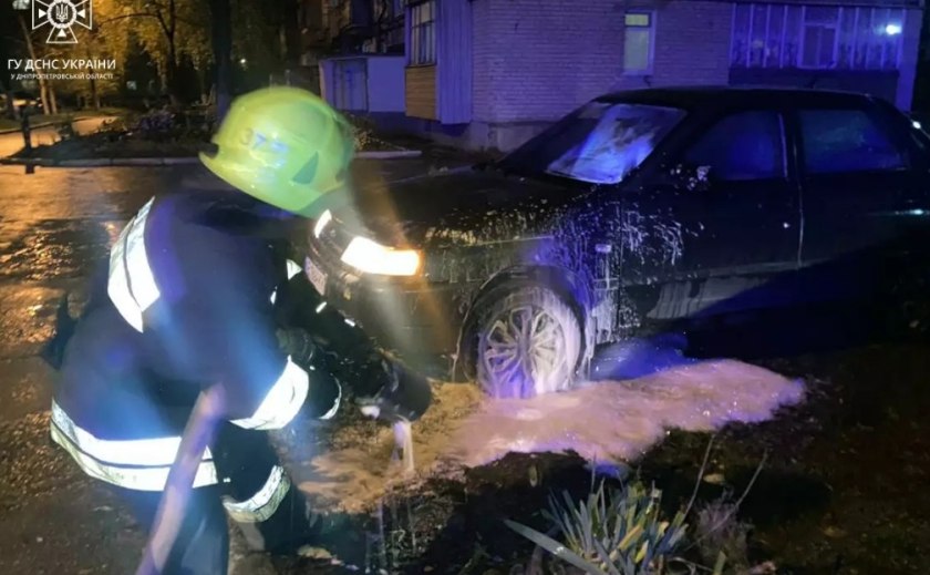 У Павлограді на тимчасовій зупинці зайнялася автівка