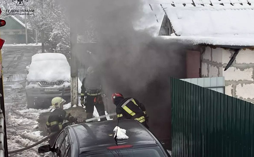 У Павлограді надзвичайники загасили пожежу в гаражі