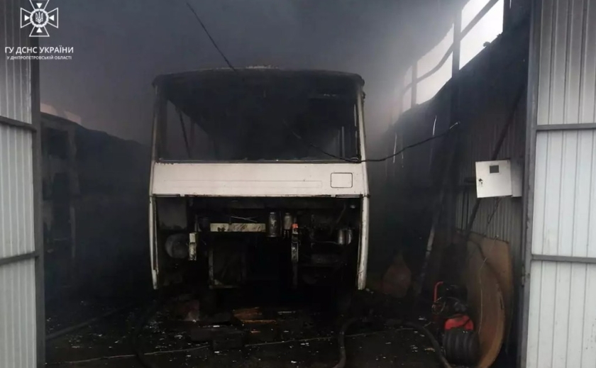 У Павлограді згорів гараж із двома автобусами всередині