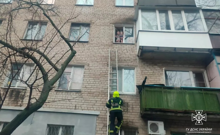 У Павлограді рятувальники зняли з підвіконня квартири двох дітей
