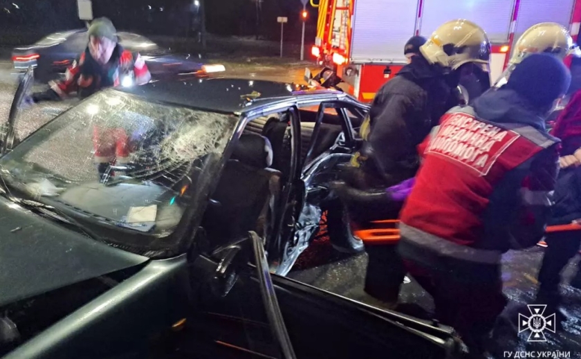 Водія затисло в понівеченому авто: у Павлограді зіткнулися дві автівки