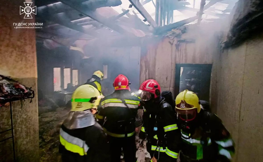 Площа пожежі склала 100 кв.м: павлоградські вогнеборці загасили палаючий двоповерховий будинок