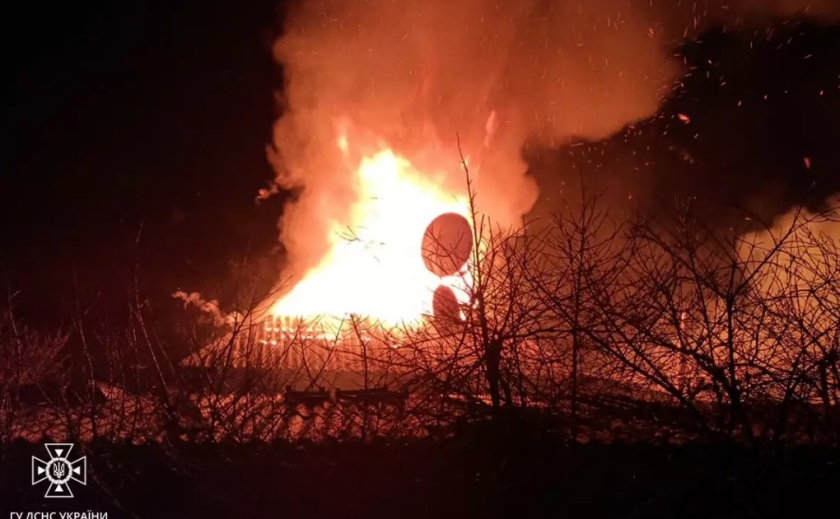 Горів дах та перекриття: у Павлоградському районі надзвичайники ліквідували пожежу у житловому будинку