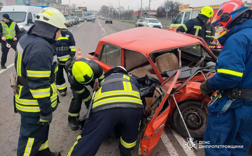 Рятувальники Павлограда деблокували тіло водія з понівеченого внаслідок ДТП авто