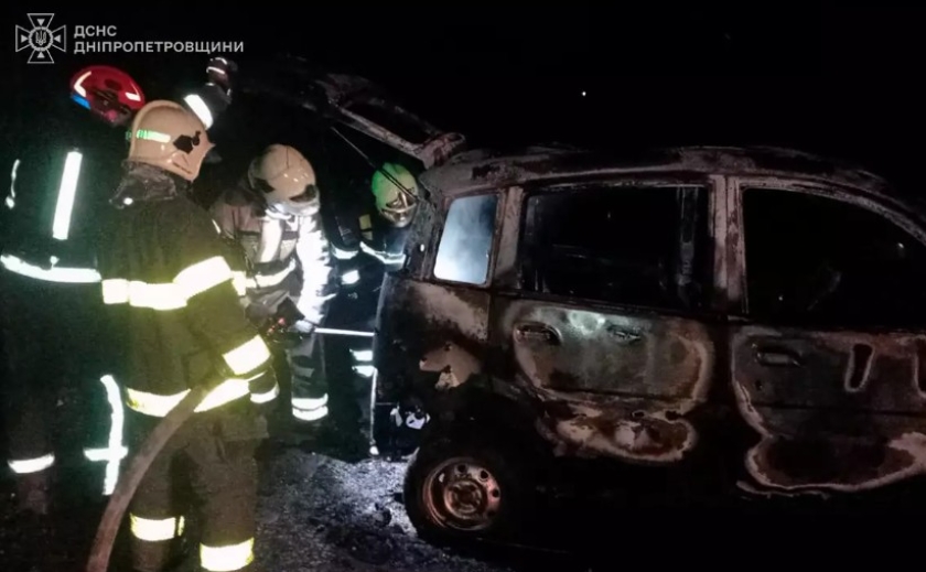 У Павлограді рятувальники загасили палаючий автомобіль