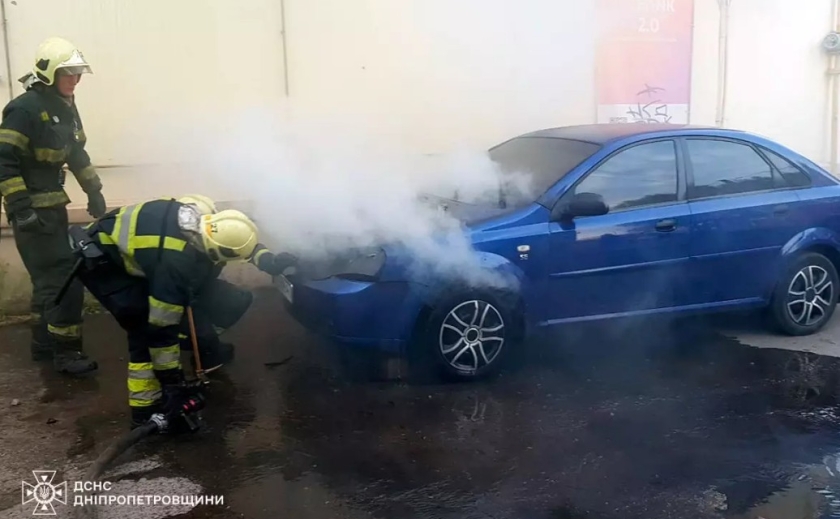 У Павлограді на тимчасовій зупинці загорівся автомобіль