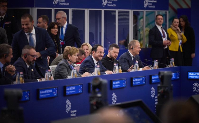 Президент: Нам потрібна достатня кількість зброї, а не підтримка в переговорах