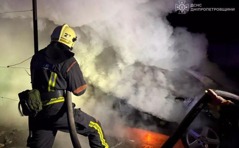 У Павлограді вночі зайнявся автомобіль на зупинці У Павлограді вночі зайнявся автомобіль на зупинці