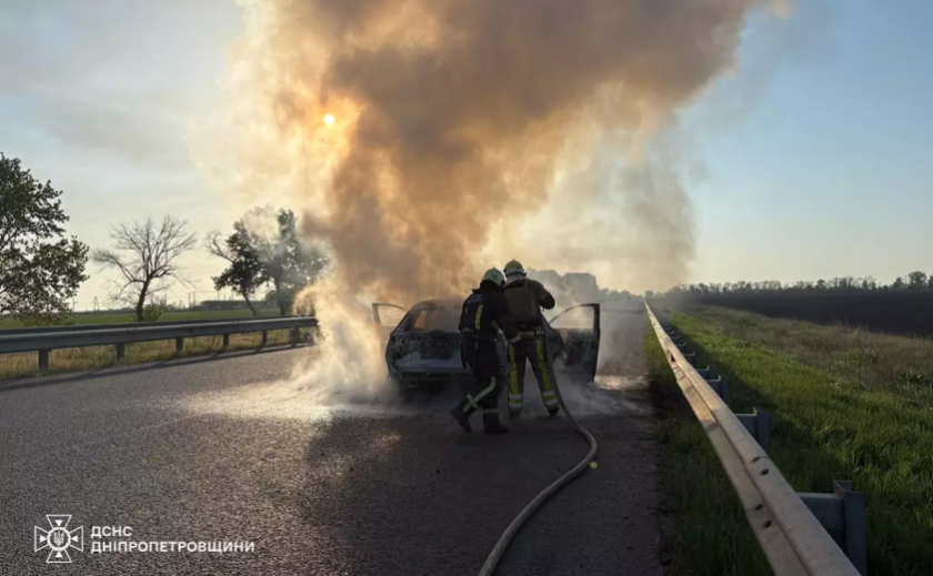 На трасі у Павлоградському районі спалахнула автівка