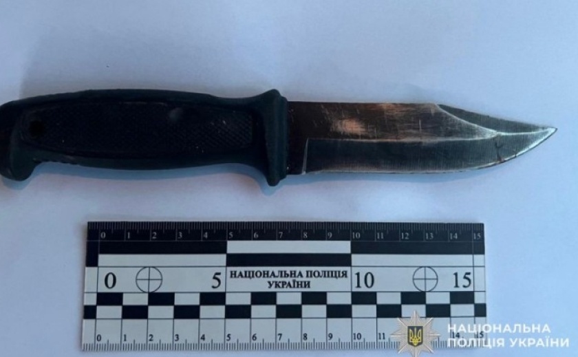 Вдарив ножем дружину: поліцейські Павлограда затримали 50-річного чоловіка
