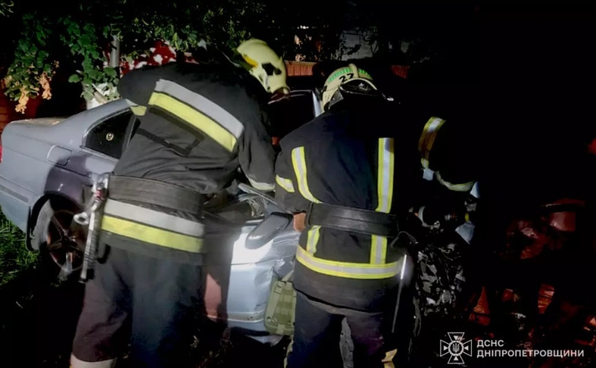 У Павлограді вночі сталася ДТП: рятувальники деблокували чоловіка з понівеченого автомобіля