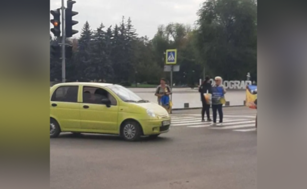У Павлограді водійка ледь не збила родини загиблих бійців під час хвилини мовчання