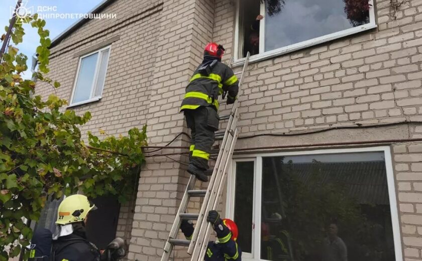 У Павлоградському районі під час побутової пожежі вогнеборці врятували чоловіка